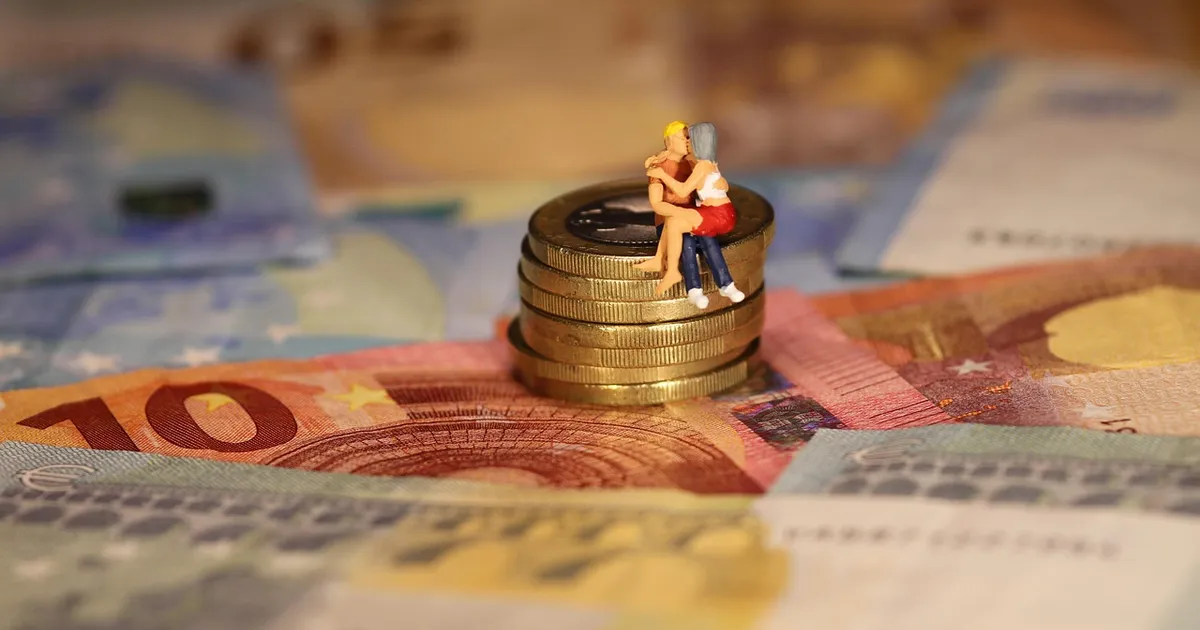 Roth IRA vs 401k in 2026 Which Saves More Tax